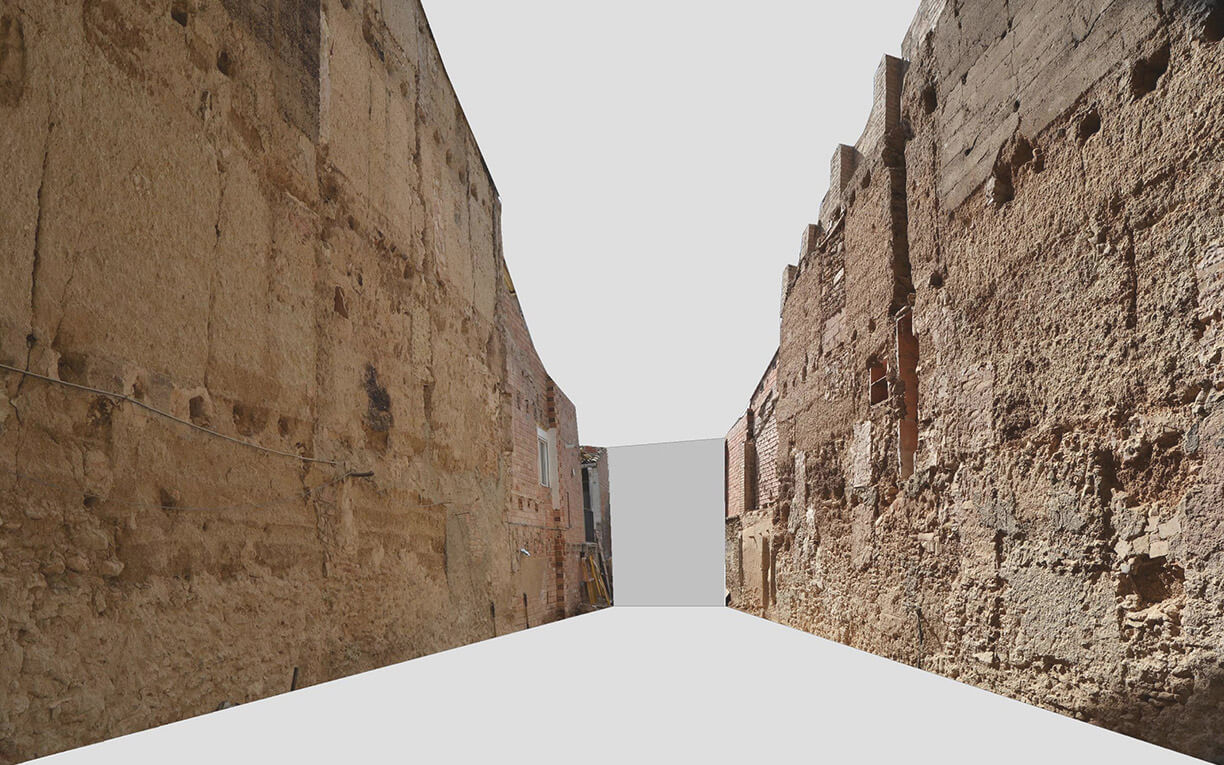 Housing restoration between dividing rammed earth wall - Fetdeterra